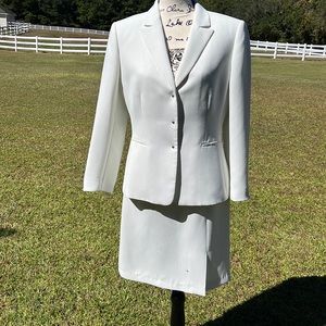 Tahari women’s white business suit set with dark pinstripe size 10